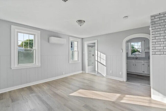 Building Photo - Sunny & Bright Updated 2 BA / 1 Ba Home in Dartmouth