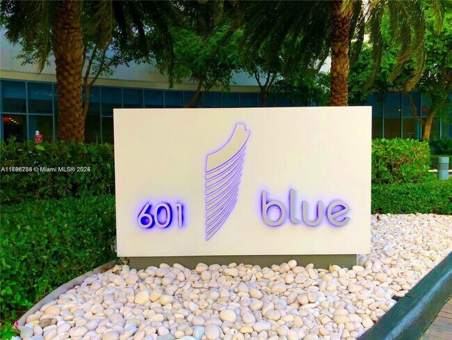 Foto del edificio - 601 NE 36th St