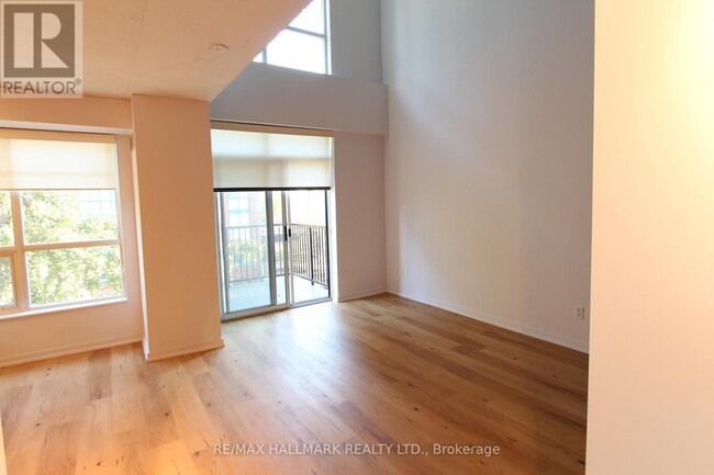 Photo du bâtiment - 800-800 King St W