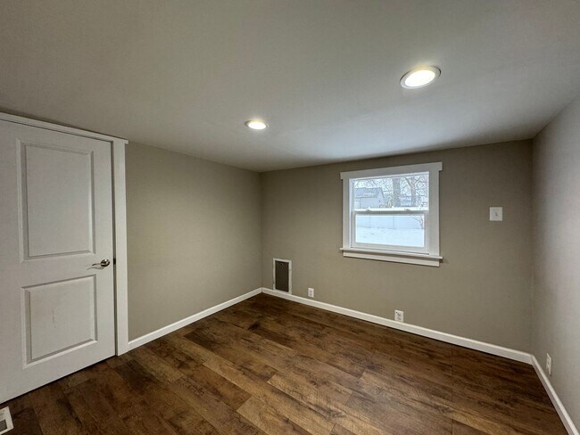 Building Photo - Fully renovated single family house