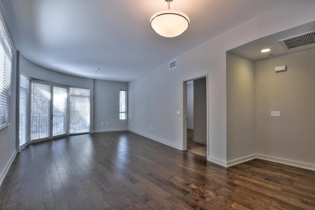 Building Photo - Beautiful 2 bed/2 bath Condo at The Globe ...