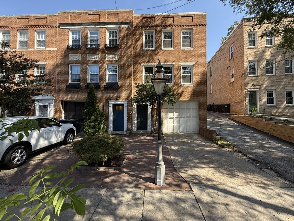 Photo - 4431 MacArthur Blvd NW (Washington, DC)