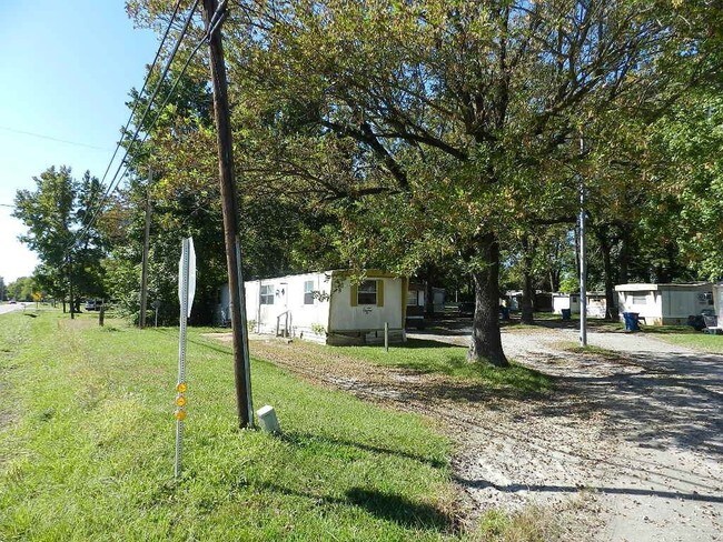 Building Photo - 1-18 Dars Ln