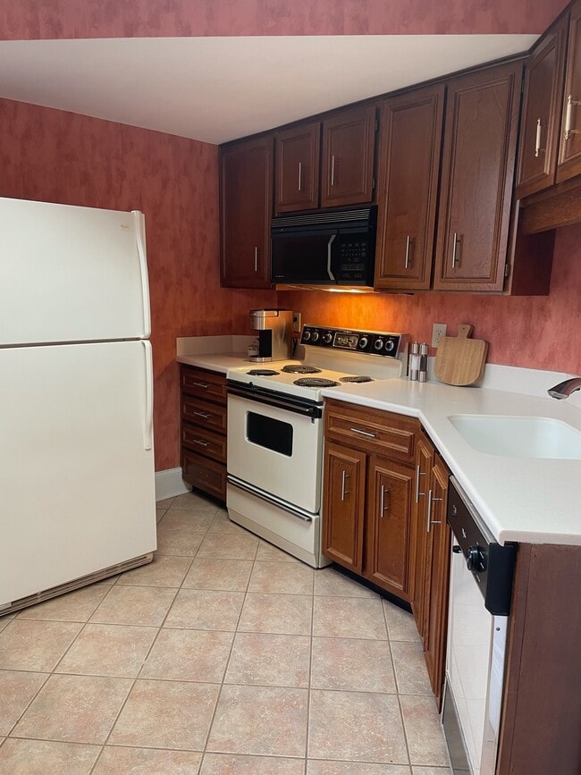 Kitchen - 2068 Walton Way