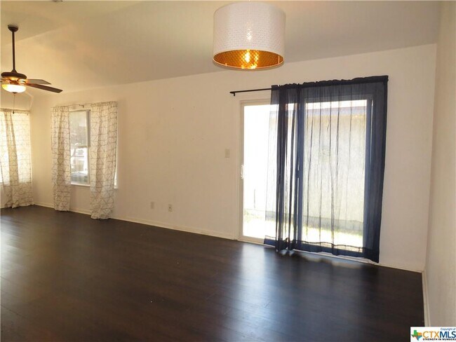 Foto del edificio - 1520 Parkfield Cir