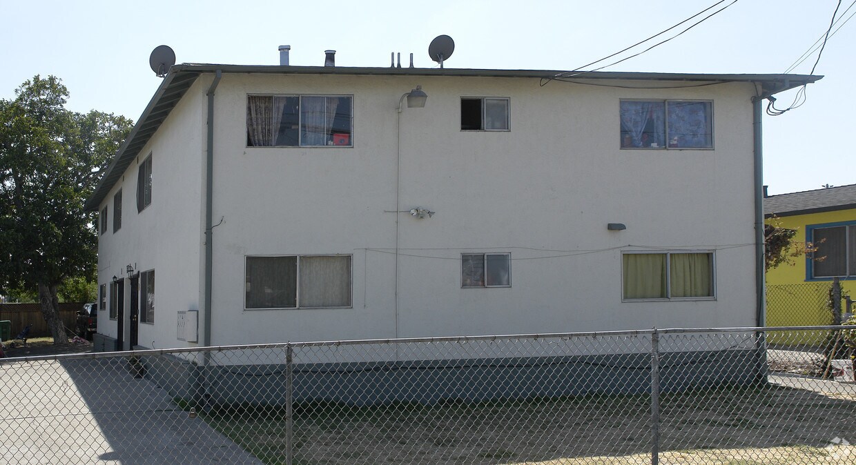 Foto principal - 9211 B St