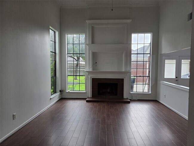 Building Photo - 2827 Lake Colony Dr