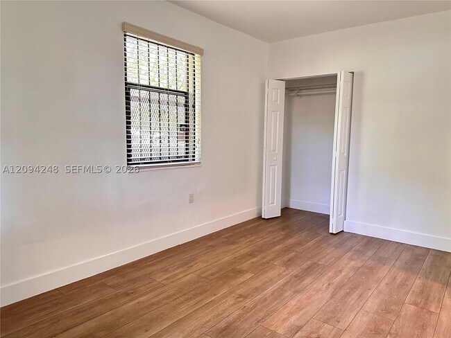 Foto del edificio - 2335 NW 43rd St