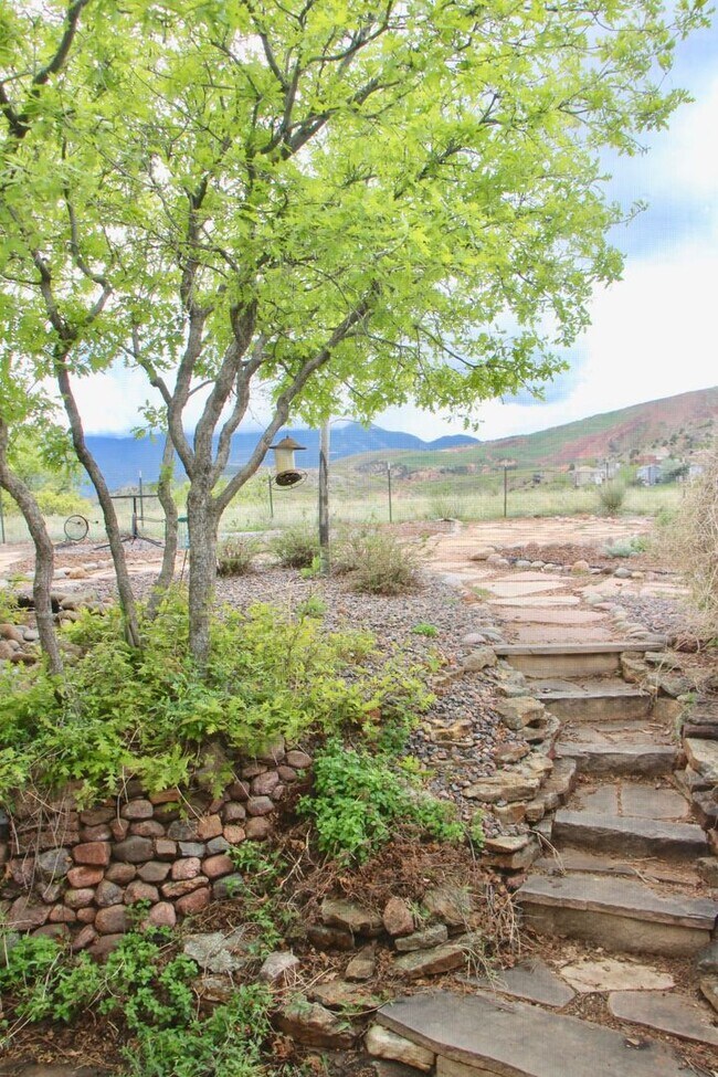 Foto del edificio - Mountain Shadows Beauty with 3 Bedrooms and 3 Baths Available Soon
