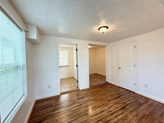 Building Photo - 232 S Tesch St