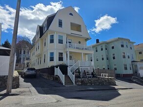 Building Photo - 2 Hillside St