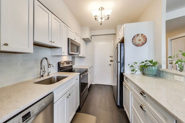 Foto del edificio - Stunning 2 bed, 2 bath corner unit in secu...