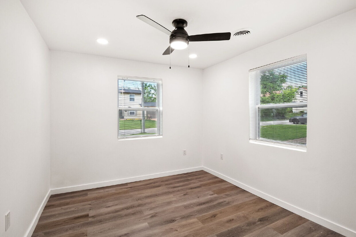 Foto principal - 8502 Dianthus Ln