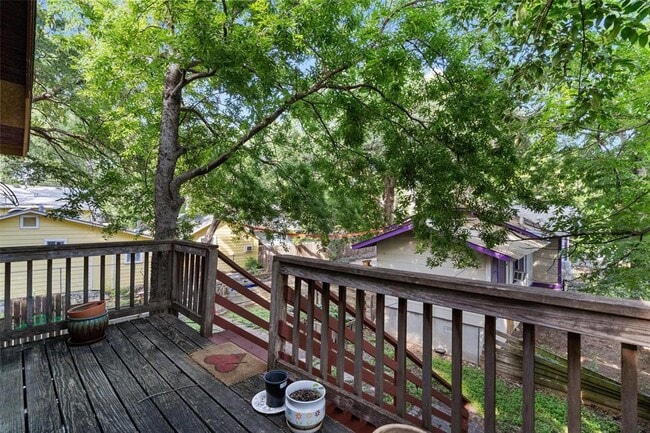 Building Photo - 3404 1/2-3402 Grooms St