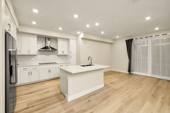Building Photo - 549 Oakdale Way