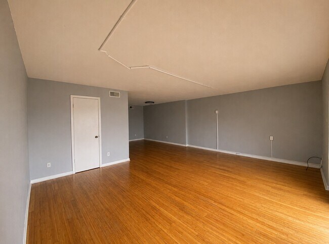 Building Photo - 7913 Grove Ridge Dr