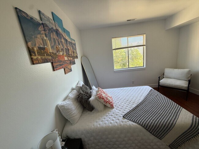 Foto del edificio - Nice Private Furnished  Girl Room Downtown with View