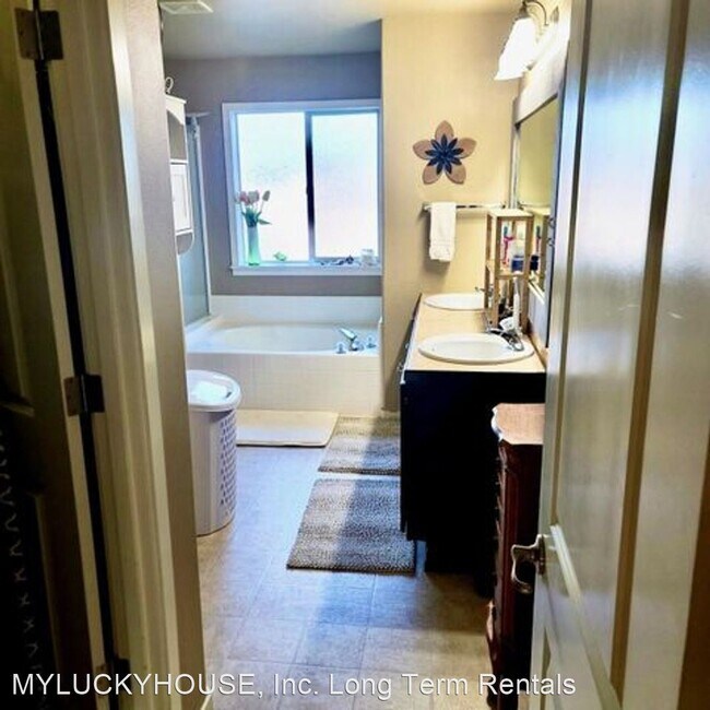 Foto del edificio - 4 br, 3 bath House - 134 NE Telima Lane