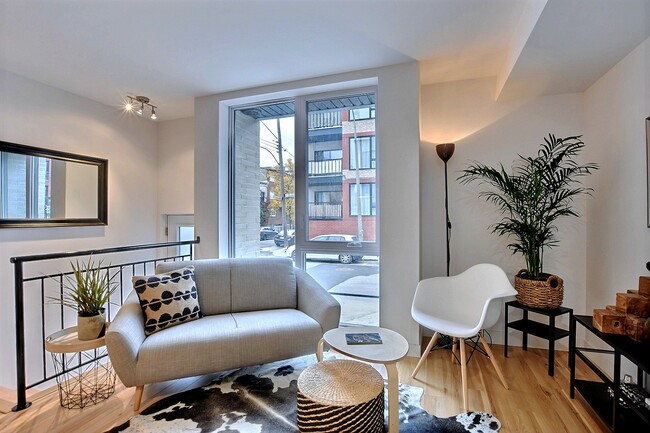 Building Photo - 805 Rue De Castelnau E