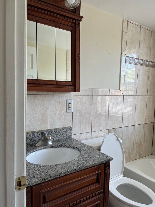 Baño - 912 Barnaby St SE