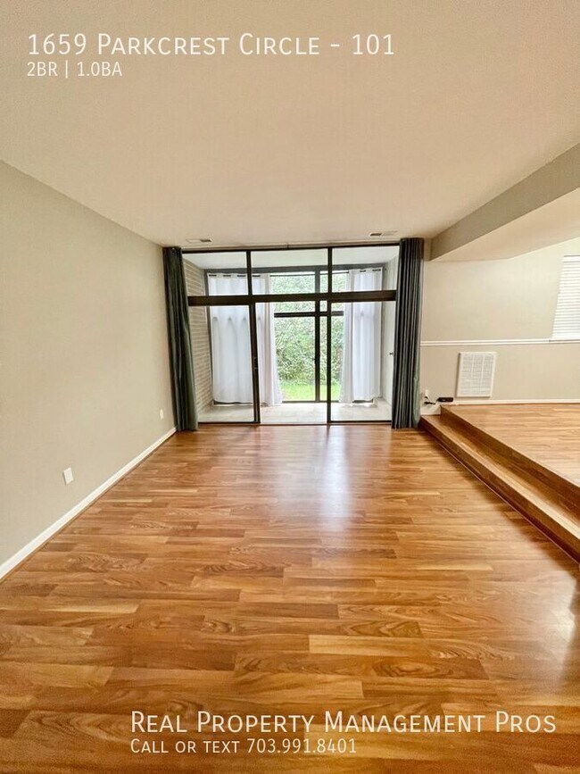 Foto del edificio - 1659 Parkcrest Cir
