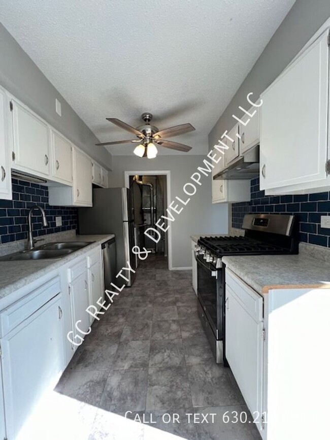 Building Photo - *** 2 WEEKS FREE / 2 BDRM  / SS APPL / REC...