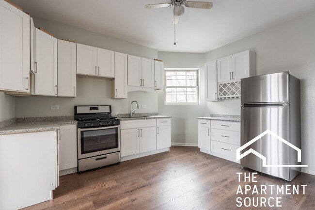Foto del edificio - 2426 N Clybourn Ave
