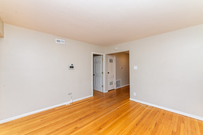 Building Photo - 2032 W Birchwood Ave