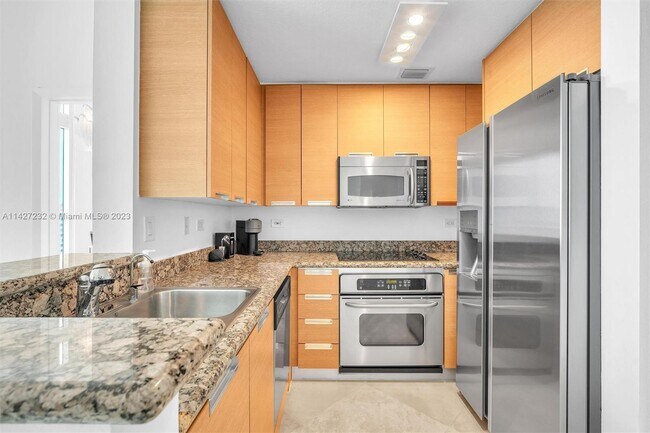 Foto del edificio - 6515 Collins Ave