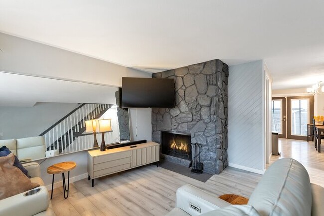 Foto del edificio - Townhome w 2 Fireplaces!