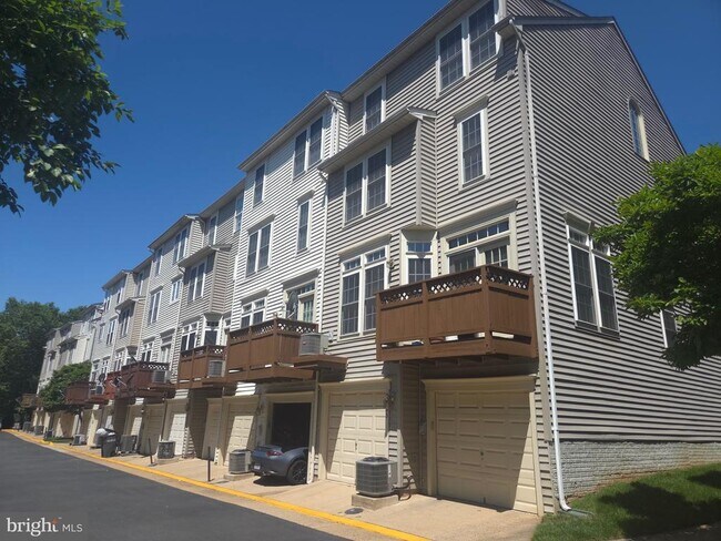 Foto del edificio - 8181 Skelton Cir