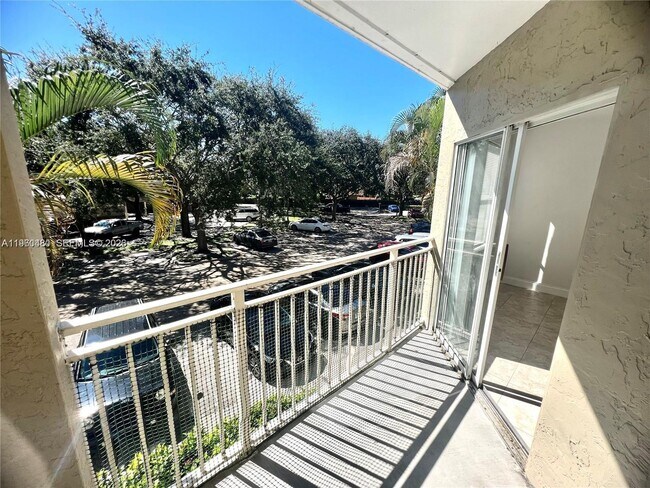 Foto del edificio - 1865 Palm Cove Blvd