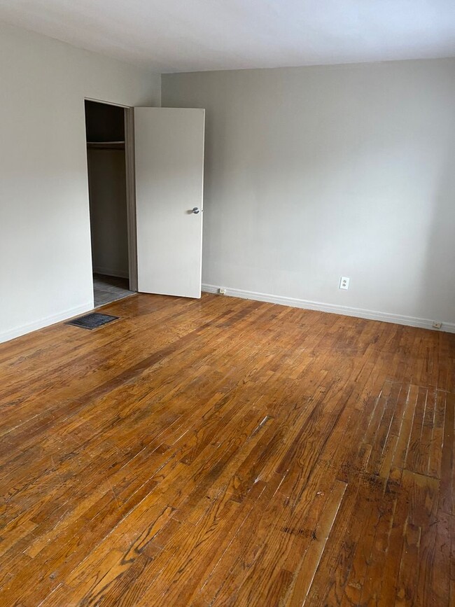 Building Photo - 378 N Roosevelt Ave