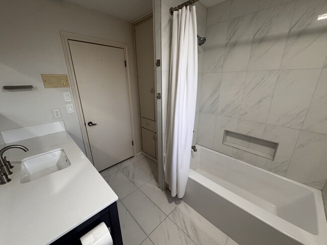 Building Photo - 6801 Lancelot Ct