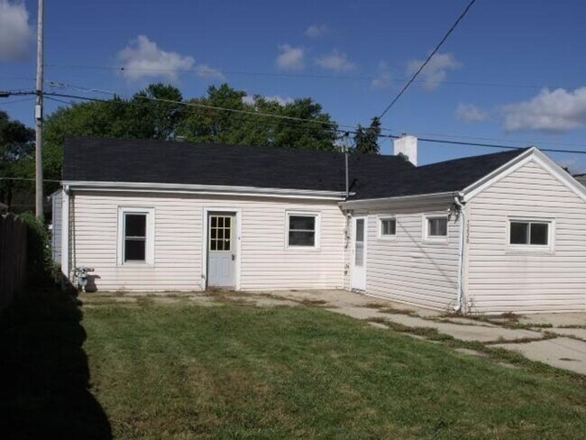 Building Photo - 2 Bedroom Single Family