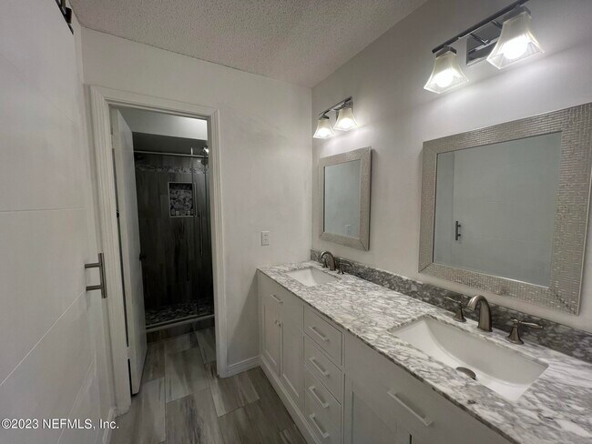 Foto del edificio - 2421 Brittany Ct