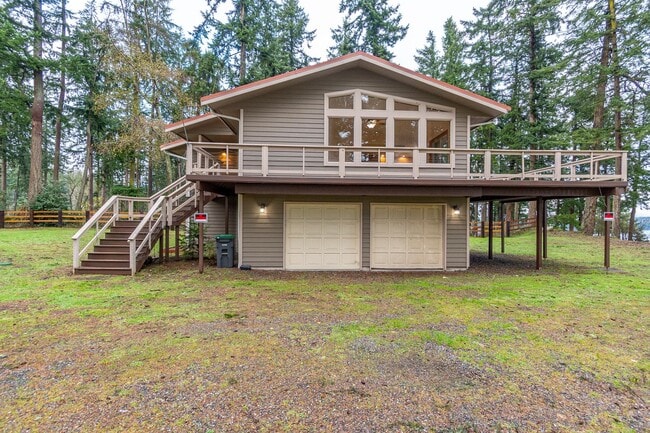 Building Photo - 3 Bedroom 2.5 bathroom nestled in woods with water view