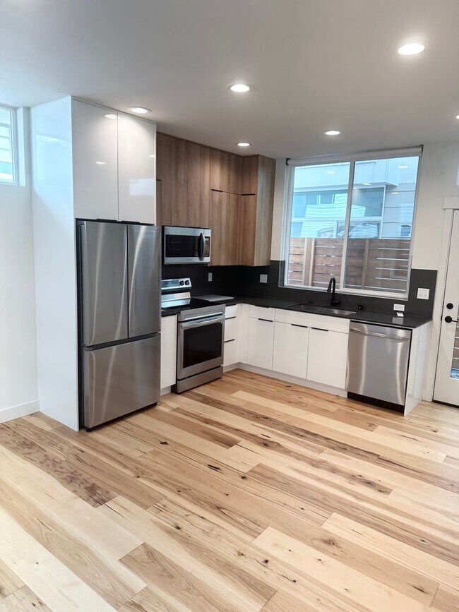 Foto del edificio - Just listed! Modern 2-bed, 2-bath Townhome...