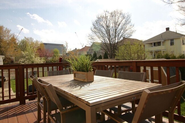 Foto del edificio - Lower Allston Duplex Top Floor