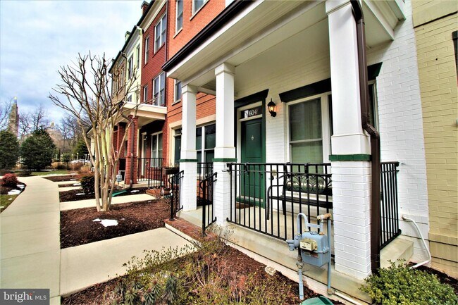 Building Photo - 604 Regent Pl NE