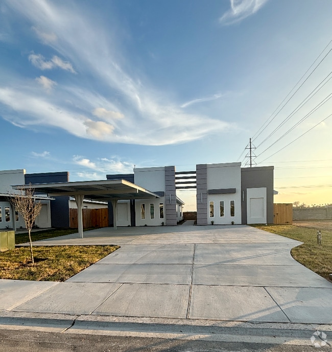 Building Photo - 3012 West Dr