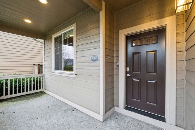 Foto del edificio - Well maintained 4-Bedroom 2.5 bath Graham home w/ Multiple Living Areas