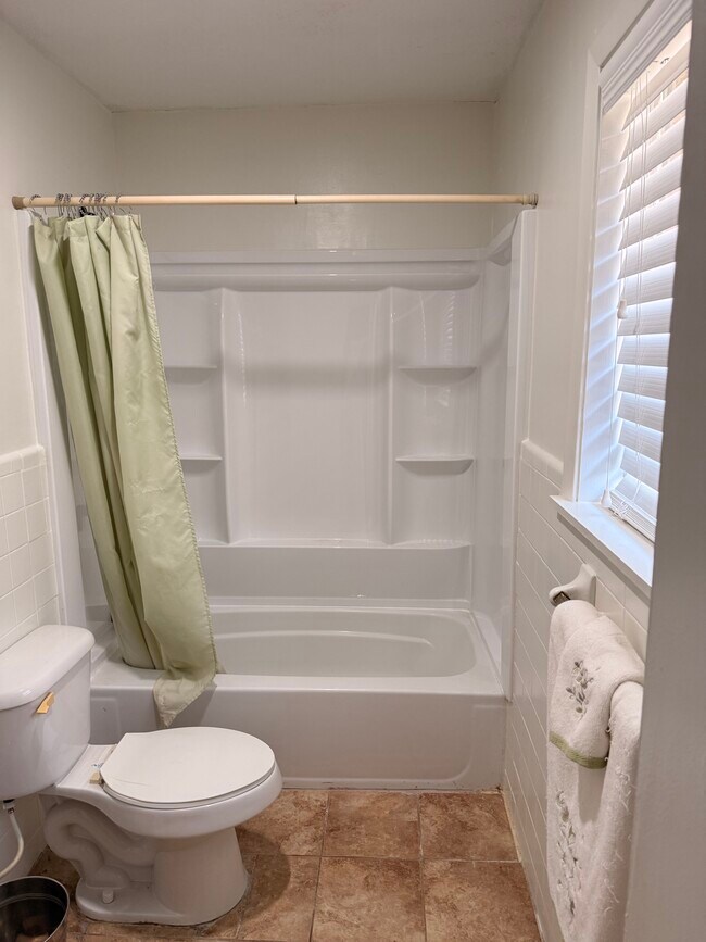 Foto del edificio - 848 Gore Rd