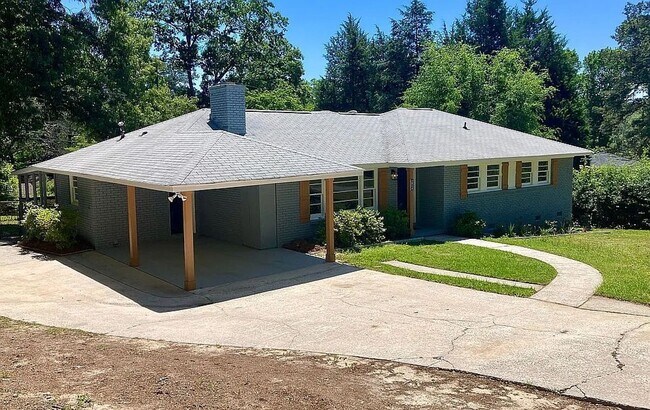 Foto del edificio - Peaceful home in Forest Acres!