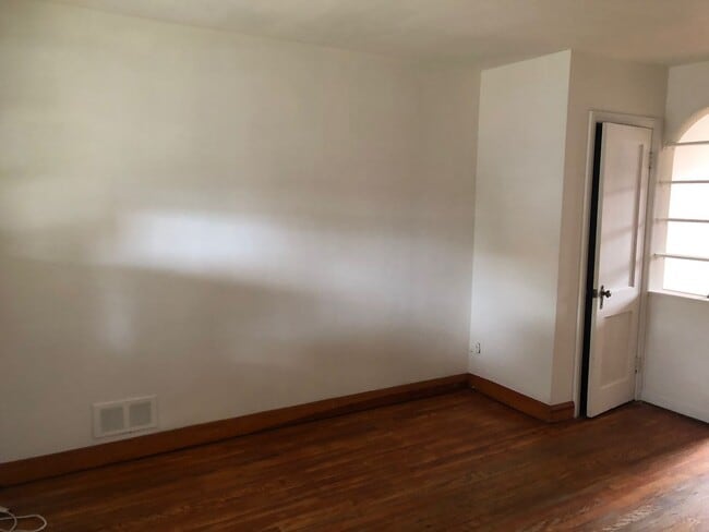 Building Photo - The Perfect 2 Bed / 1 Bath Townhouse 5 min...