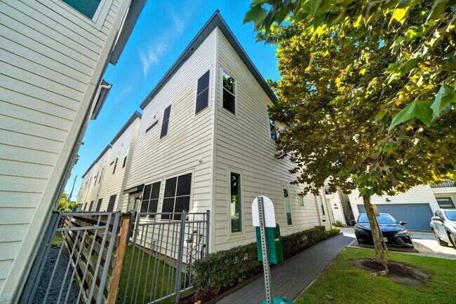 Building Photo - 506 W Donovan St