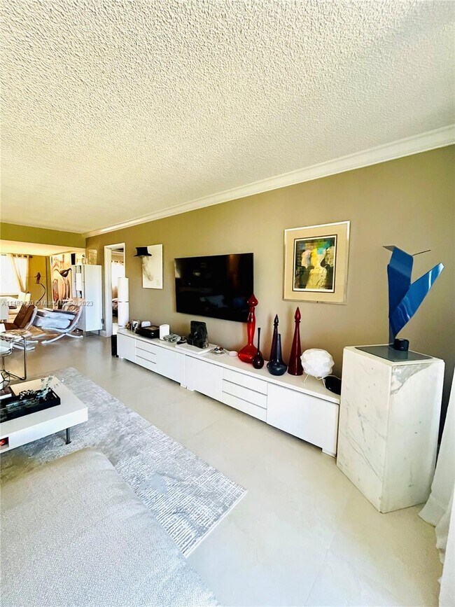 Building Photo - 4017 N Cypress Dr