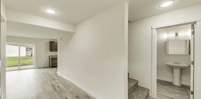 Building Photo - 713 8th St