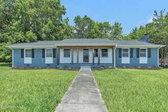 Building Photo - 401 Oakwood Ave