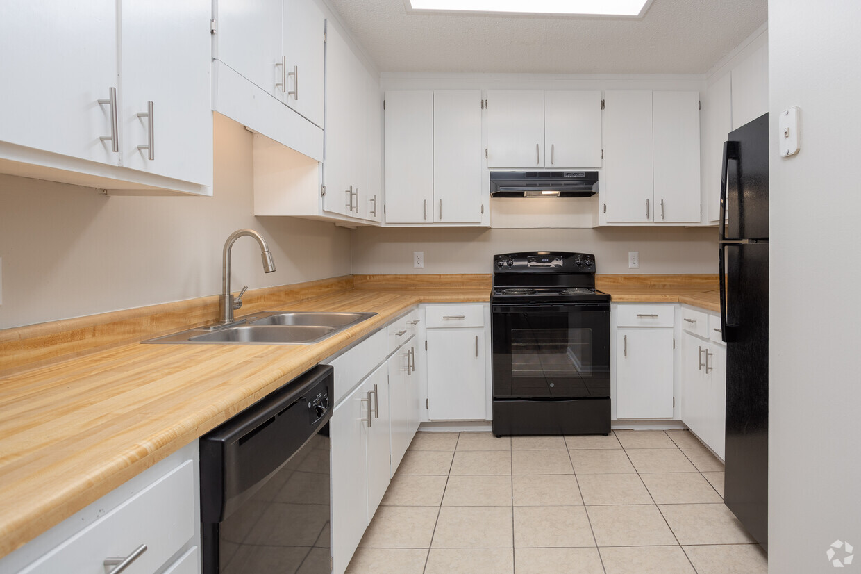2BR, 1BA - 1,050 SF - Rosehill Apartments